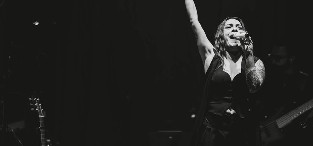 JANUARIA, UNA VOCE CHE SCALDA L’AUTUNNO ITALIANO: Musica, cultura e impegno su palcoscenici prestigiosi