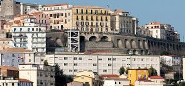Catanzaro riapre, ma tra  tentennamenti e incertezze