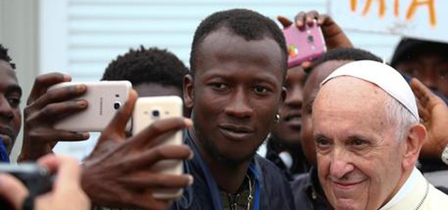 Papa Francesco ai politici: Fomentare la paura seminano violenza e discriminazione
