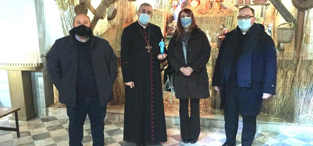 Coldiretti, Confartigianato Imprese Cosenza e Arcidiocesi di Rossano-Cariati: Natale 2020, la statuina dell'infermiera donata all’Arcivescovo Satriano