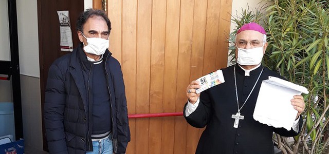 IL SINDACO ABRAMO HA CONSEGNATO I BUONI SPESA FORNITI DAL GRUPPO MAIORA ALL’ARCIVESCOVO BERTOLONE