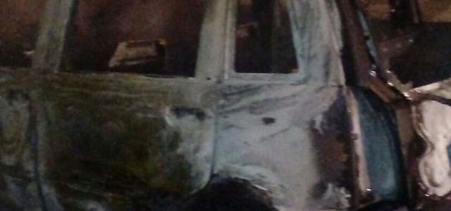 Due auto in fiamme nella notte