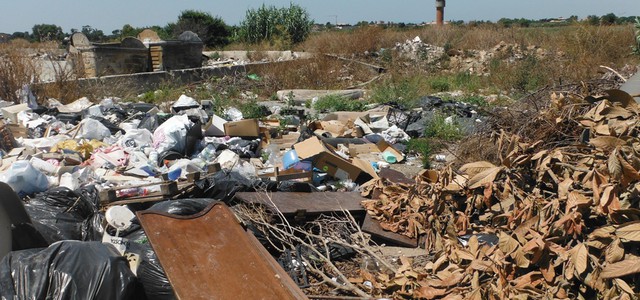 Sequestrato sito incontrollato di abbandono di rifiuti