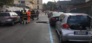 FLASH: Voragine stradale  al centro di Via Buccarelli a Catanzaro (FOTO E VIDEO)