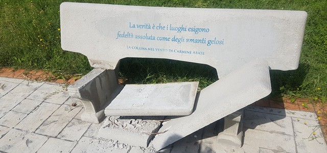 Danneggiata la panchina letteraria a Girifalco