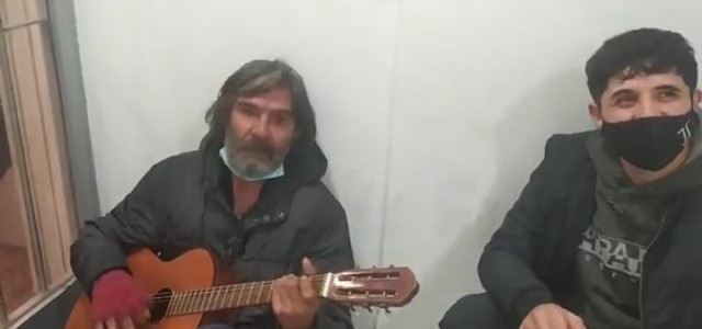 Catanzaro: Senzatetto suona in banca per le feste.( FOTO E VIDEO)