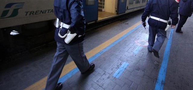 Una carabina, sei coltelli e 14 semi di cannabis sul treno: denunciato 29enne