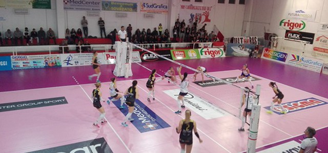Vince gara 1 dei quarti di finale dei playoff promozione il Volley Soverato 