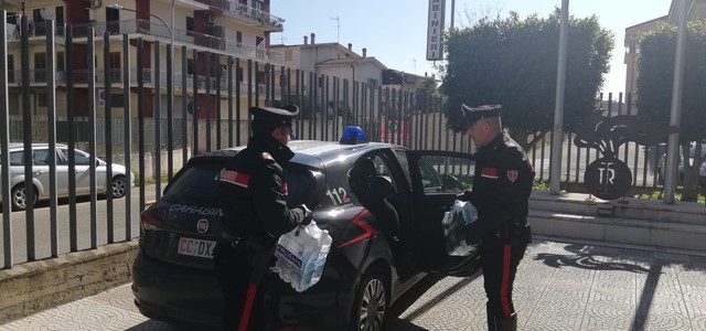 Figlia all'estero chiede aiuto per anziani genitori rimasti senz'acqua, riforniti dai carabinieri