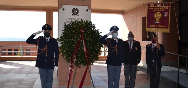 Questura di Catanzaro, una corona di alloro per ricordare i caduti della Polizia di Stato