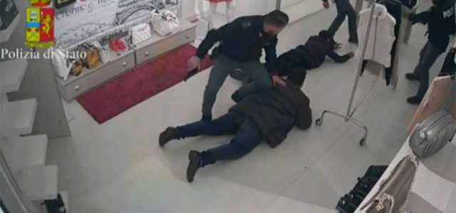 Sequestra e minaccia ex con coltello in negozio, arrestato (VIDEO)