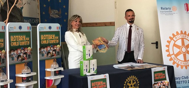 Il Rotary Club Catanzaro dona strumentazione anti covid-19 a due scuole cittadine