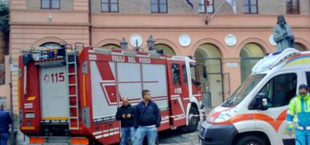 Operai licenziati su tetto Municipio