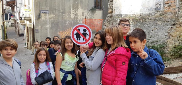A CATANZARO LA CAMPAGNA ILLUMINIAMO IL FUTURO DI SAVE THE CHILDREN