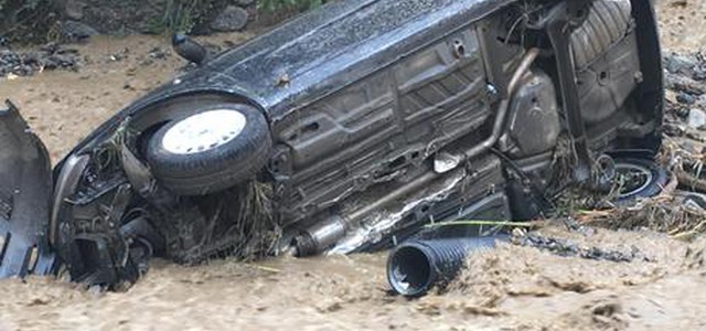 Maltempo: torrenti in piena, auto trascinate
