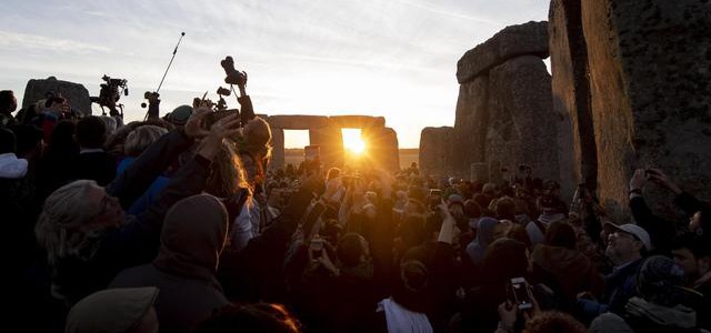 Solstizio d'estate, a Stonehenge si rinnova il rito New Age