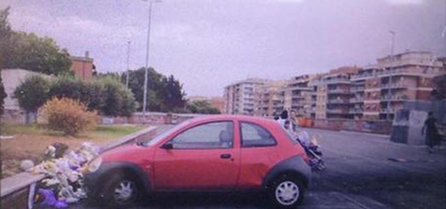 Rogo a Roma, auto parcheggiata su fiori. Assessore: "Una vergogna"