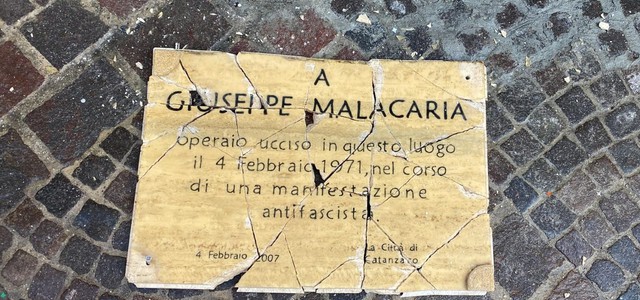 Restaurata a Catanzaro la targa in memoria di Giuseppe Malacaria vandalizzata: sarà apposta nuovamente mercoledì
