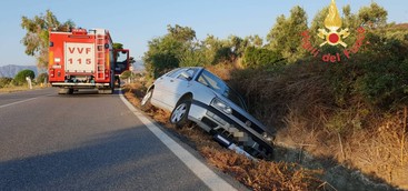 Auto fuori strada sulla statale 106 nel Catanzarese, un ferito