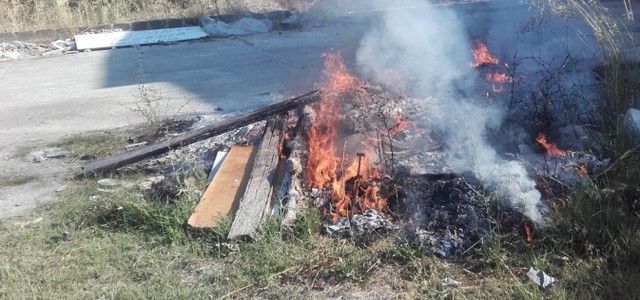 Sorpreso mentre alimenta un cumulo di rifiuti in fiamme 