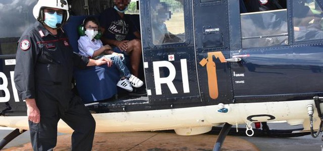 Carabinieri realizzano il sogno di due bambini, volare in elicottero