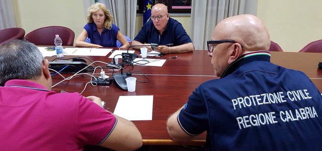 Incendi: Oliverio chiede altri uomini e mezzi dell’esercito