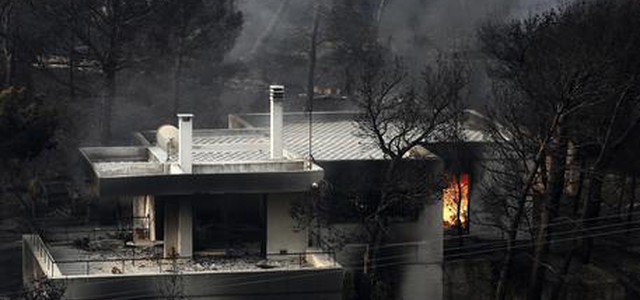 Atene, si temono più di 100 morti negli incendi. Oltre 550 i feriti