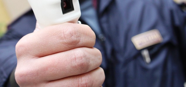 Aggredisce violentemente poliziotti, giovane bloccato con lo spray al peperoncino