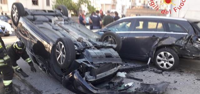 Catanzaro, si ribalta a bordo dell’auto e finisce contro due vetture in sosta.