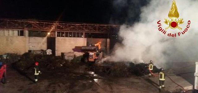 In fiamme isola ecologica, disagi per il fumo