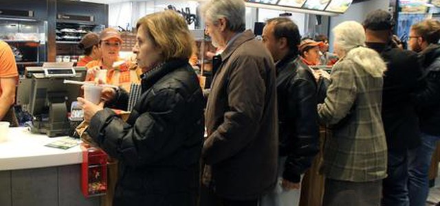 Vigilante McDonald's allontana africani, accoltellato a Milano