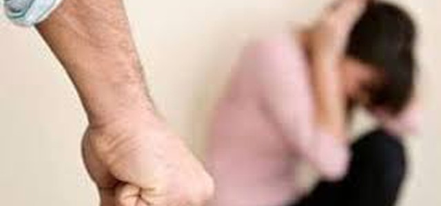 Uomo di 38 anni malmena una donna incinta per strada, denunciato per  maltrattamenti in famiglia
