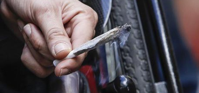 Fuma spinello e provoca incidente