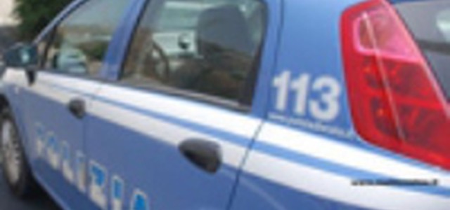 Rubano carte di credito e cercano di prelevare: due stranieri arrestati dalla Polizia