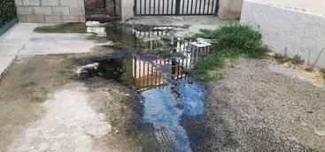 Fogna a cielo aperto in via Nazionale, residenti: "Un'indecenza, non sappiamo più a chi rivolgerci"
