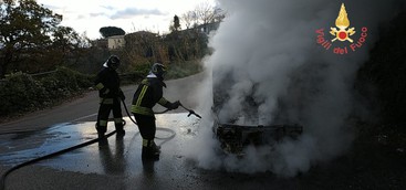 Catanzaro- Auto in fiamme sulla strada di Fronti (FOTO E VIDEO)