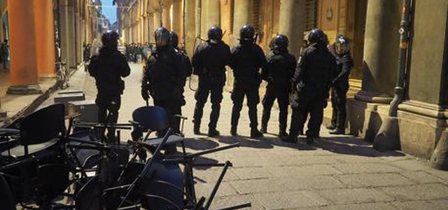 Protesta tornelli all'Università di Bologna, scontri studenti polizia