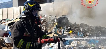 Accampamento nomadi in fuoco, 15 unità Vvf sul posto per domare incendio