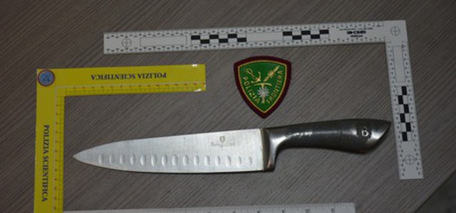 Minaccia agenti con coltello,arrestato