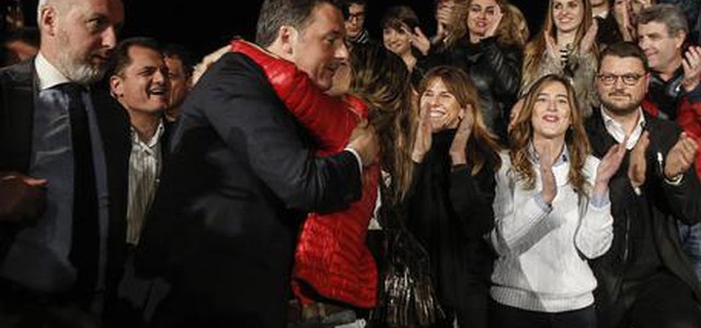 Primarie Pd 2017. Renzi vince: 'Non è rivincita, è nuova pagina'. Quasi due milioni al voto