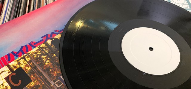 Vinili e Polaroid: la Generazione Z riscopre il fascino dell’analogico