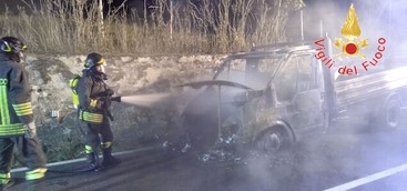Furgone in transito va a fuoco nel Catanzarese, passeggeri illesi (FOTO)