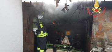 In fiamme un garage nel Catanzarese, malore per il proprietario (FOTO)