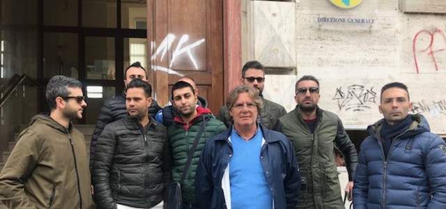 Autisti 118 in protesta davanti l'Asp di Cosenza: "Siamo qui e vogliamo capire cosa impedisce la dirigente di farci lavorare"