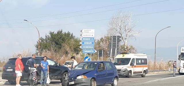 Scontro tra due auto sulla SS 106, un ferito grave
