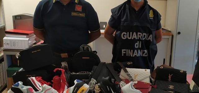 Catanzaro, Guardia di Finanza sequestra oltre mille capi contraffatti