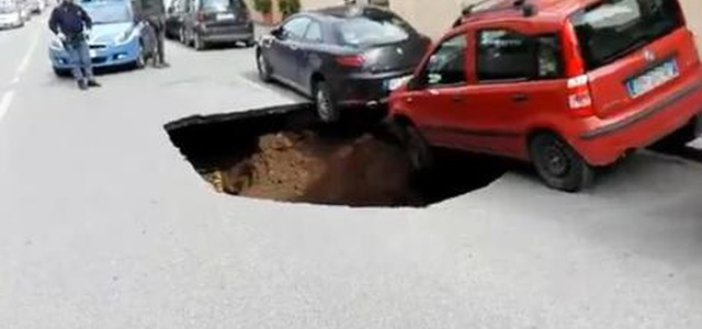 Maxi voragine a Roma, in bilico due auto in sosta