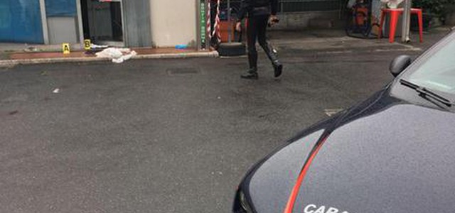 Rapinatori in fuga sparano a benzinaio