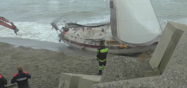 Barca contro molo a Catanzaro, un disperso: sarebbe un navigatore turco