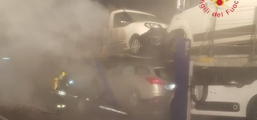 Autoarticolato in fiamme su A2 (FOTO)